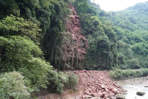 我省今年雨水偏多，地质灾害防治形势严峻——如何打赢汛期地质灾害防治攻坚战