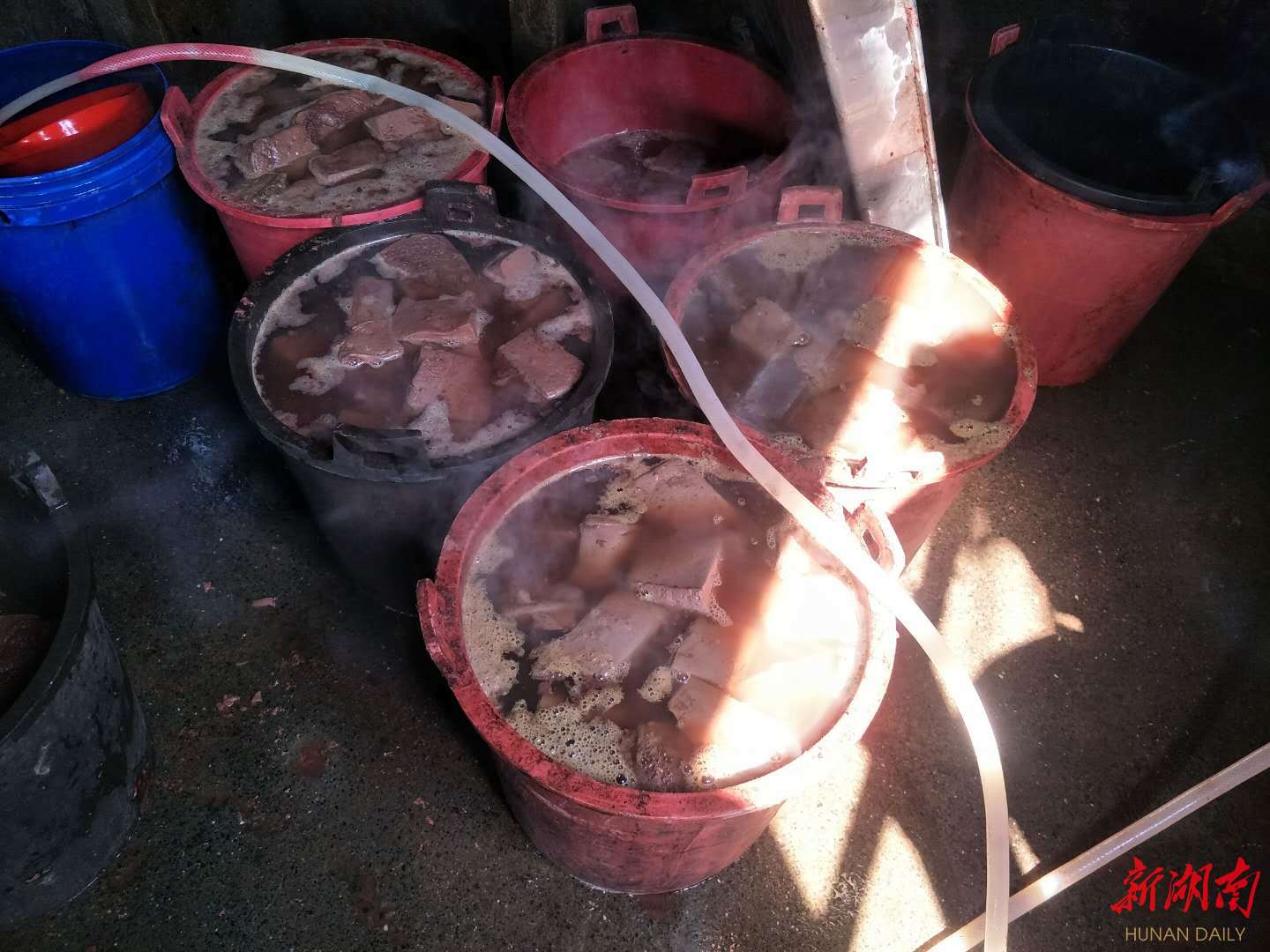 东江街道捣毁一食品加工黑作坊