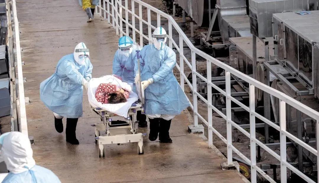 您是这场没有硝烟战争里伟大的英雄,白衣天使啊,让一位位病患们重新站