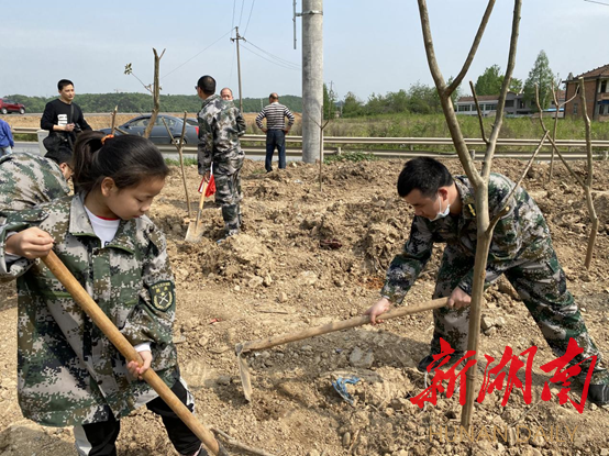 武陵区穿紫河街道：爱心关注  圆梦迷彩