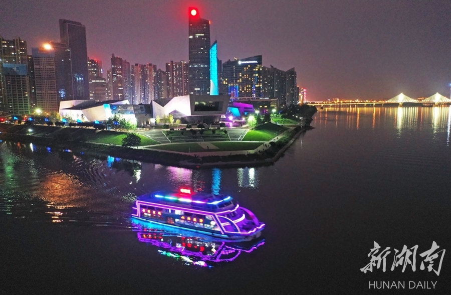 从长沙市浏阳河湘江入口三馆一厅旅游码头出发,开启夜游橘子洲之旅
