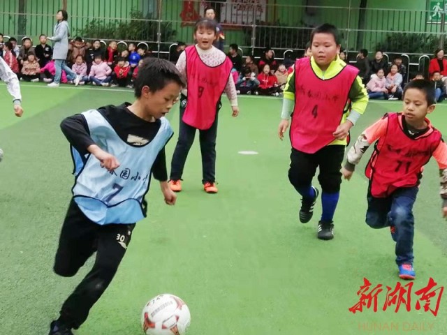 体育老师陈新：做校园足球的“中场组织者”