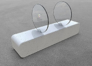 “屏障”长凳：玻璃隔断使人与人之间保持安全距离