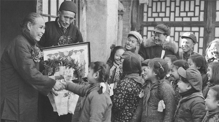 老照片丨20世纪50年代的春节，人们都在干啥？