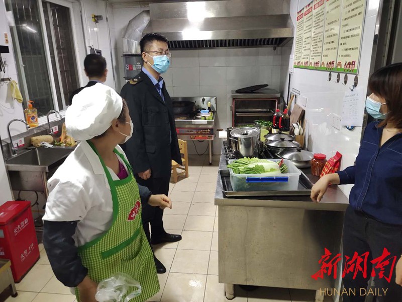 永安街道 “红色护苗队”守护师生“舌尖上的安全”