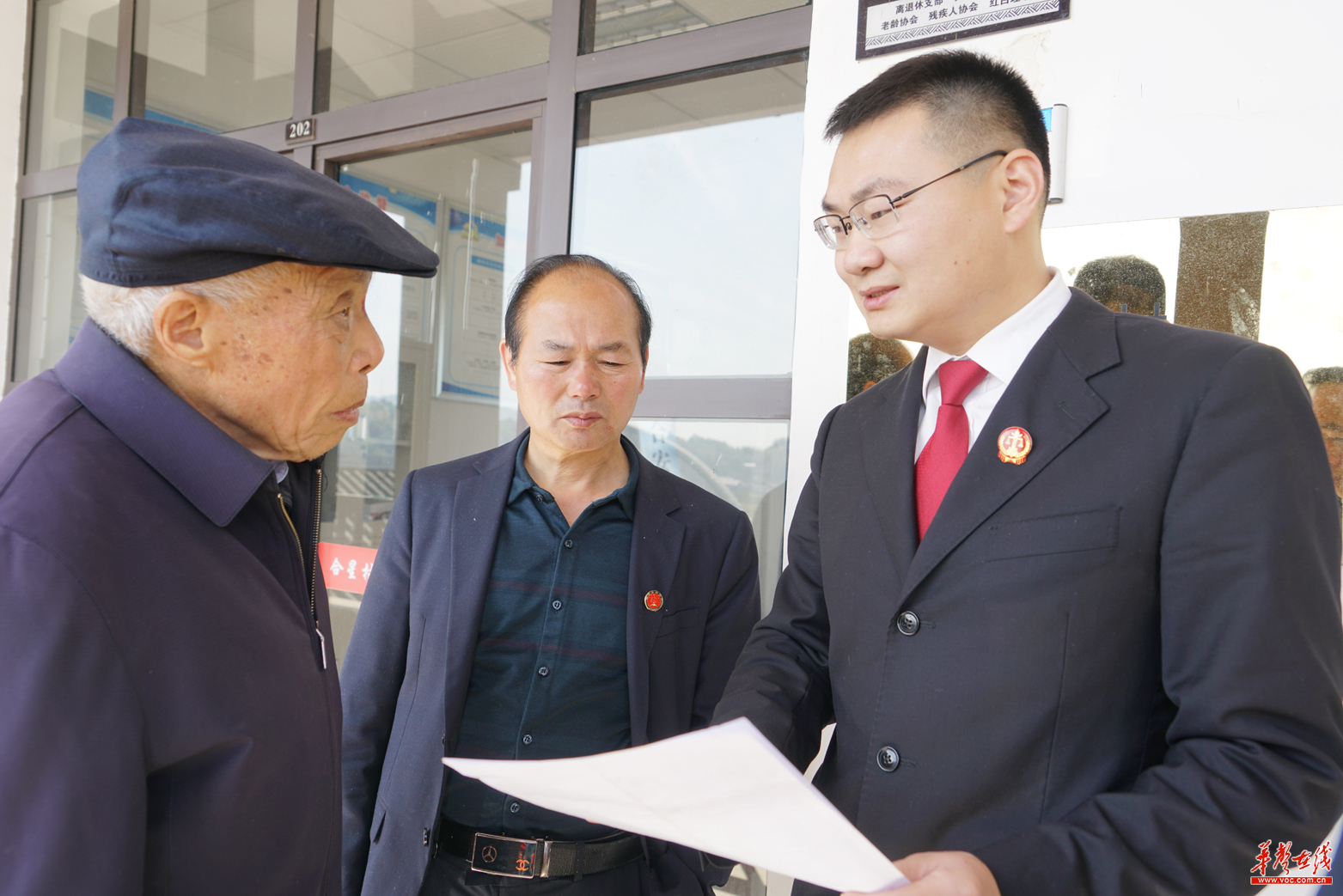 文彬采用“背靠背”方式对案件进行调解。 文彬采用“背靠背”方式对案件进行调解。