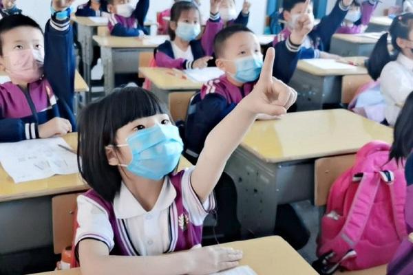 紫竹学校的孩子们在做无接触式眼保健操