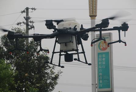 5月7日下午,益阳职院用无人机对校园进行了一次空中消杀 5月7日下午,益阳职院用无人机对校园进行了一次空中消杀