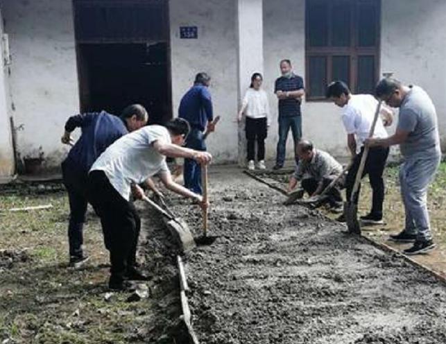 南县一中18名党员正在给段再喜修条出行路