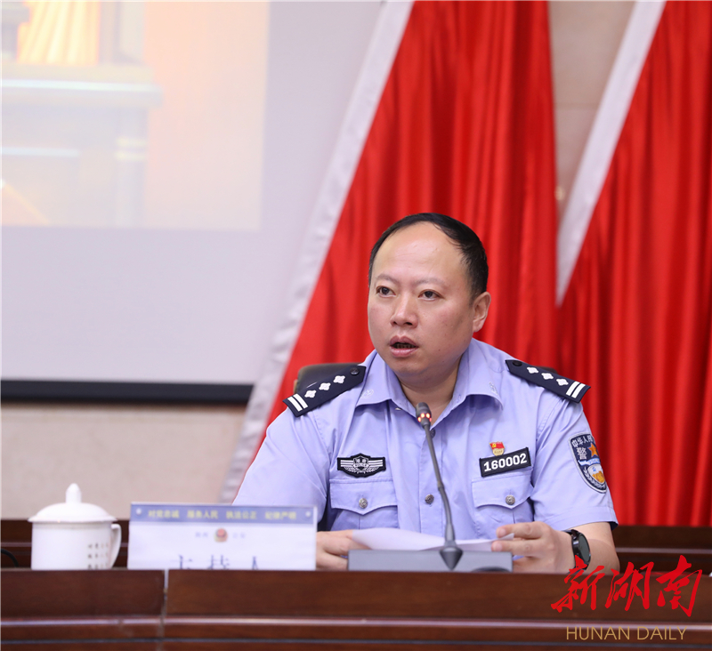讲座由州公安局党委副书记,常务副局长张杰主持,在家的局党委班子成员