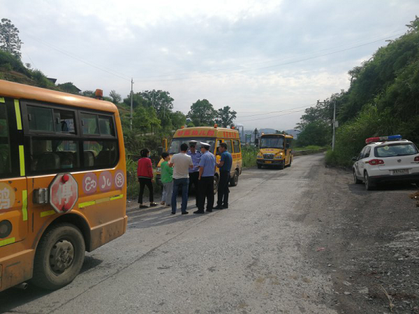 冷水江開展校車整治行動