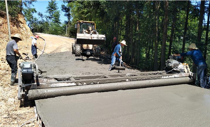 屋村小组进出公路正在硬化施工