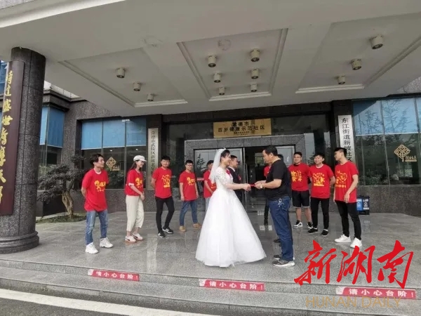 武陵区5对新婚夫妇走红，先后都做了同件事…