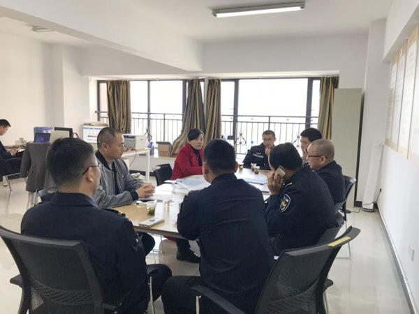 范先顺(左三)组织协商会议,景上鑫苑小区业委会成立。 范先顺(左三)组织协商会议,景上鑫苑小区业委会成立。