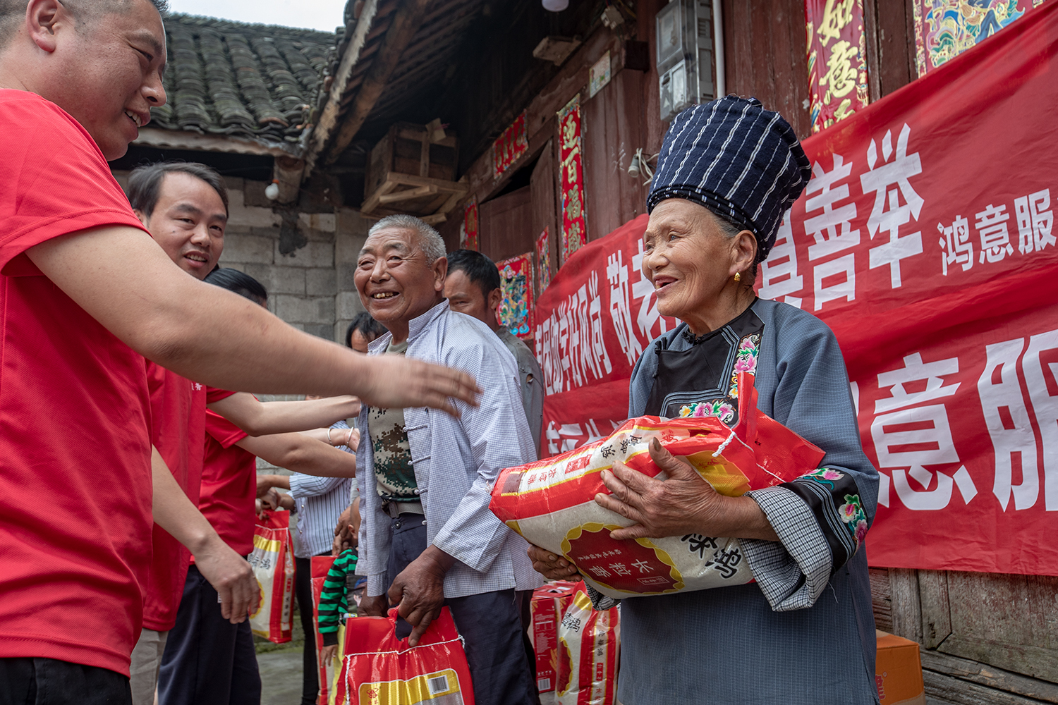花垣县鸿意物业公司全体员工前往该县雅酉镇排腊村开展扶贫济困活动