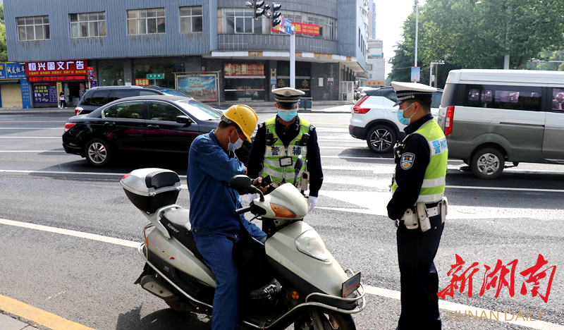 湖南武陵：特困户被罚  交警帮“买单”