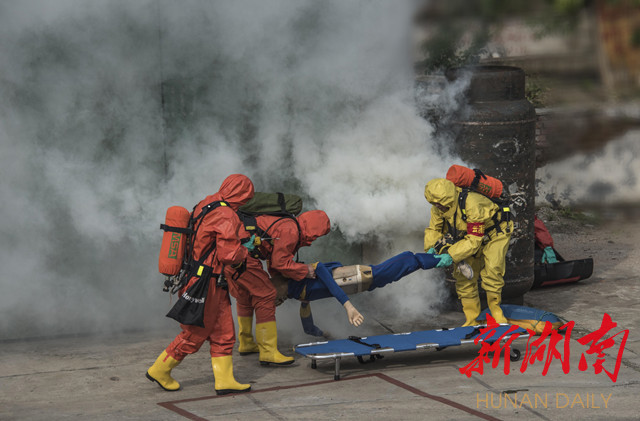 云溪区民兵防化救援连十五分钟降服危化源泄漏