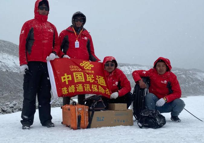珠峰联通世界  高程测量队再次成功登顶