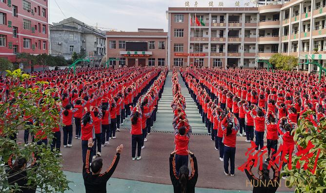 今天,平江县长寿镇中心学校受深圳欣欣教育集团负责人罗丹女士委托