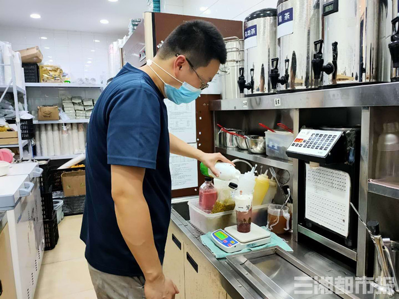 6月10日,在位於嶽麓區的一奶茶店裡,彭文斌正在製作門店最受歡迎的