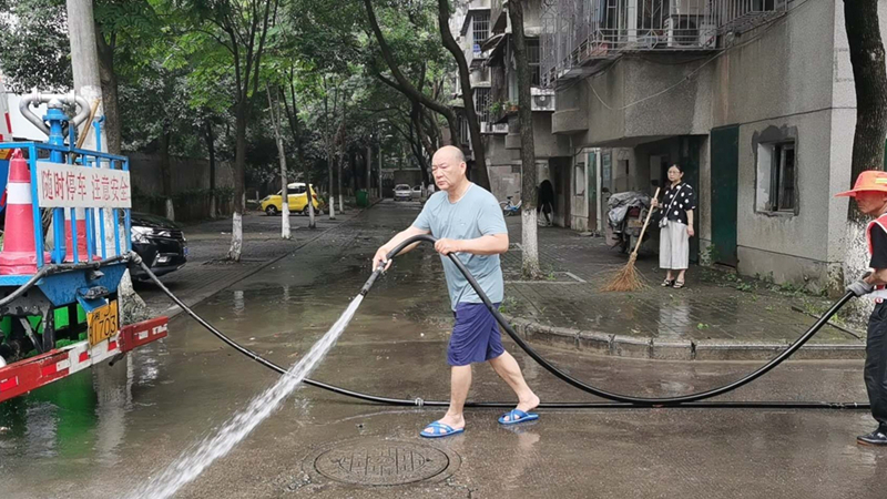长庚街道：党员居民齐上阵  排涝清淤护家园
