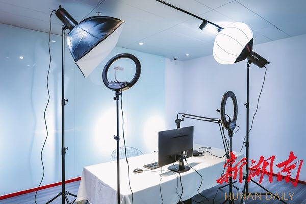 培养网络直播人,助力电商经济 衡阳祝融学院成立