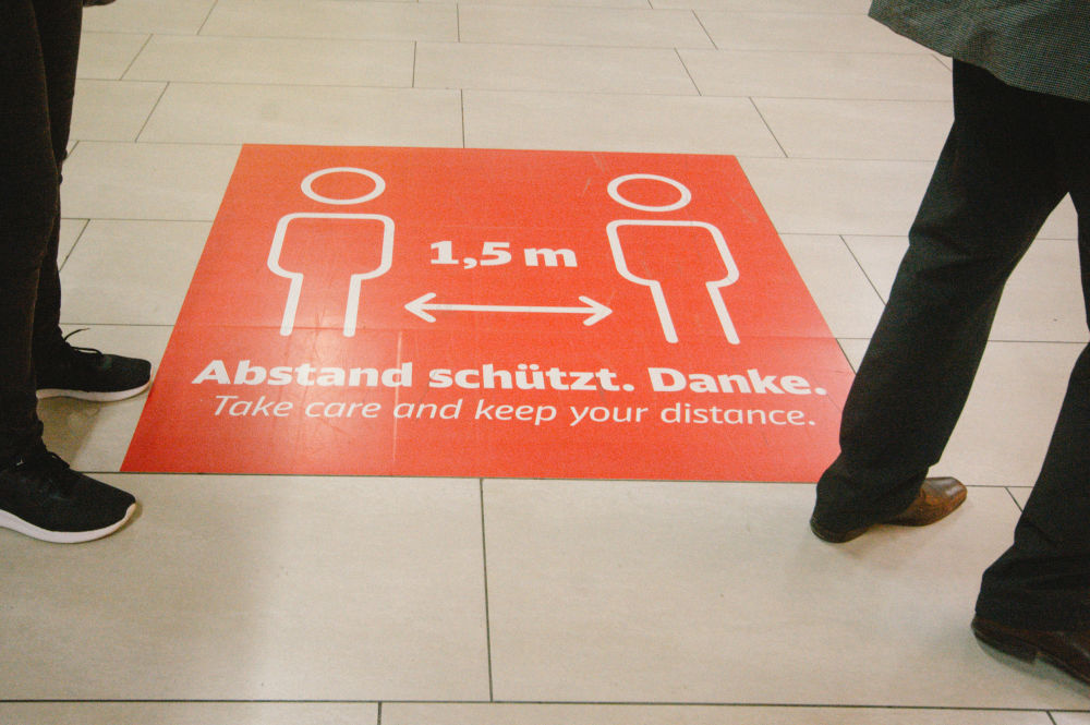 一家啤酒花园外的地面上画有提醒人们保持社交距离的白线