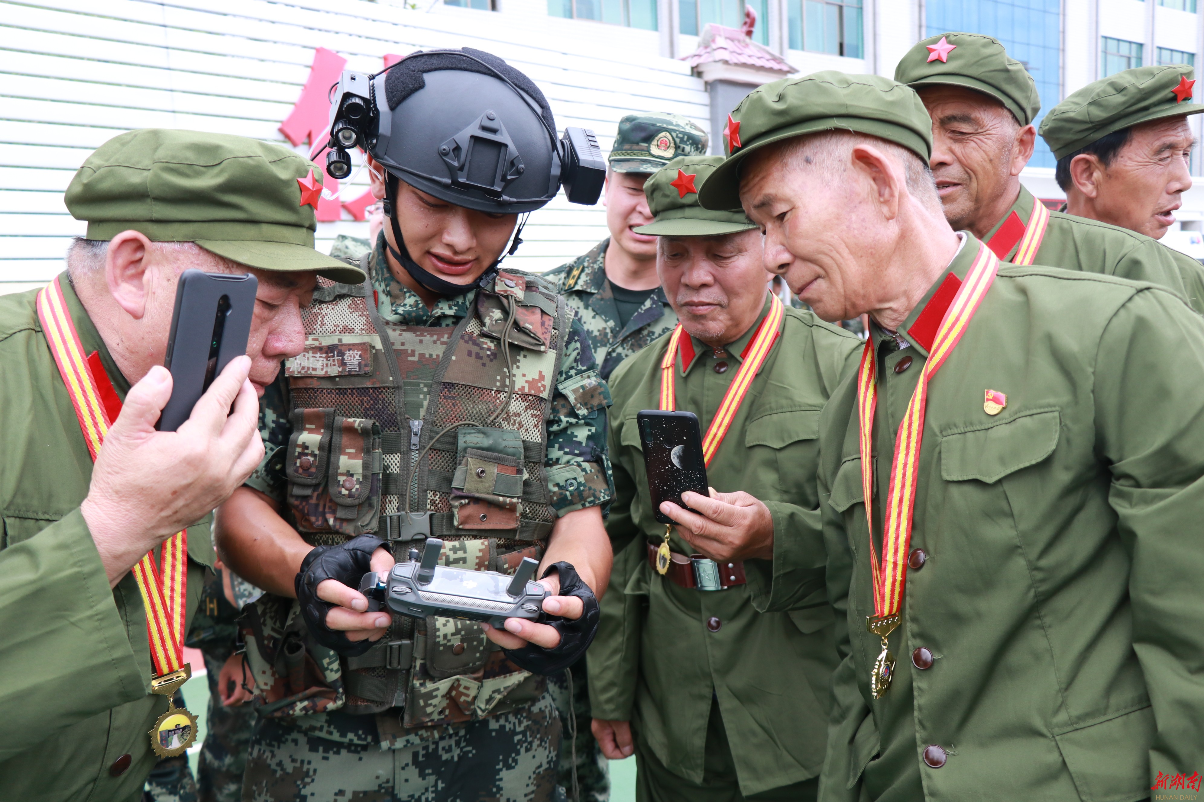 "高山红哨":一个哨所两代兵 共聚南山话强军