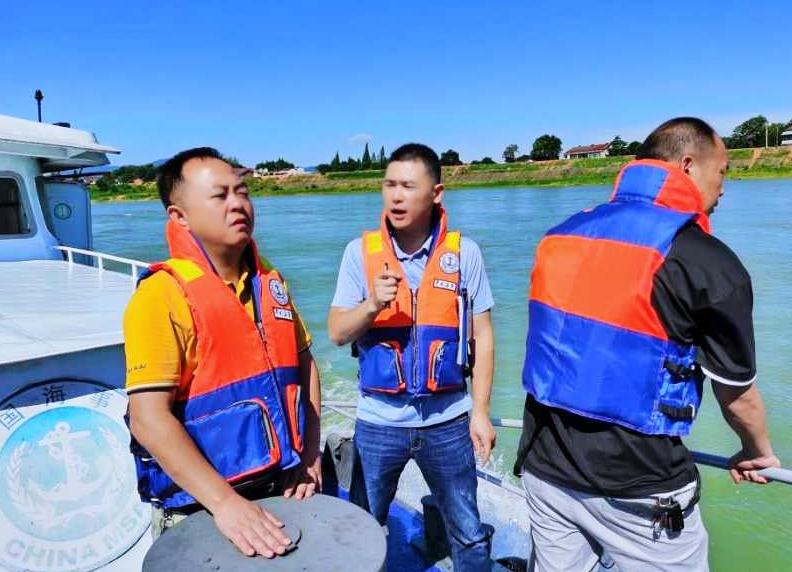 桃江县副县长林龙飞一行在资江桃江段国控断面进行水质检测