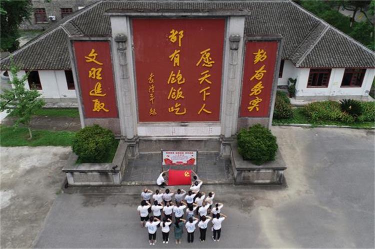 庆“七一” 向党旗宣誓