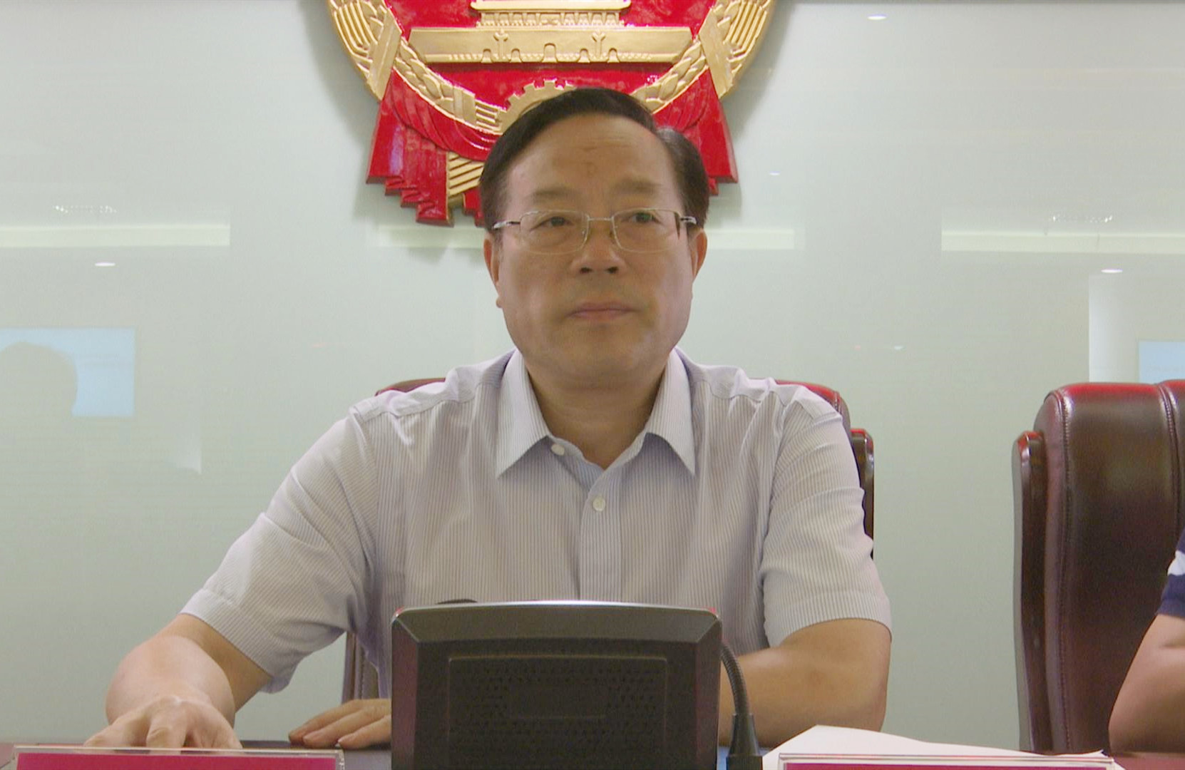 易振主持召开十二届人大常委会第三十一次会议