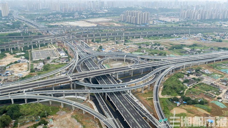 路快改工程高架全线拉通,今后大家开车从长沙河西洋湖过湘府路大桥,走