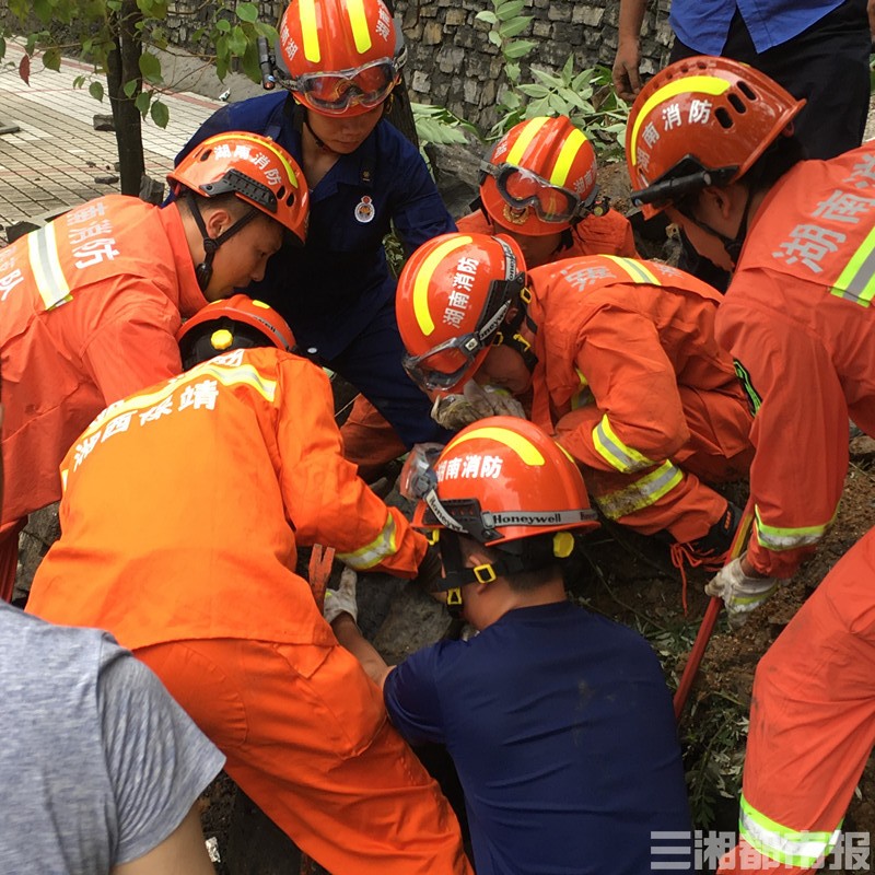 湘西保靖：公路墙体突然坍塌致2人被埋