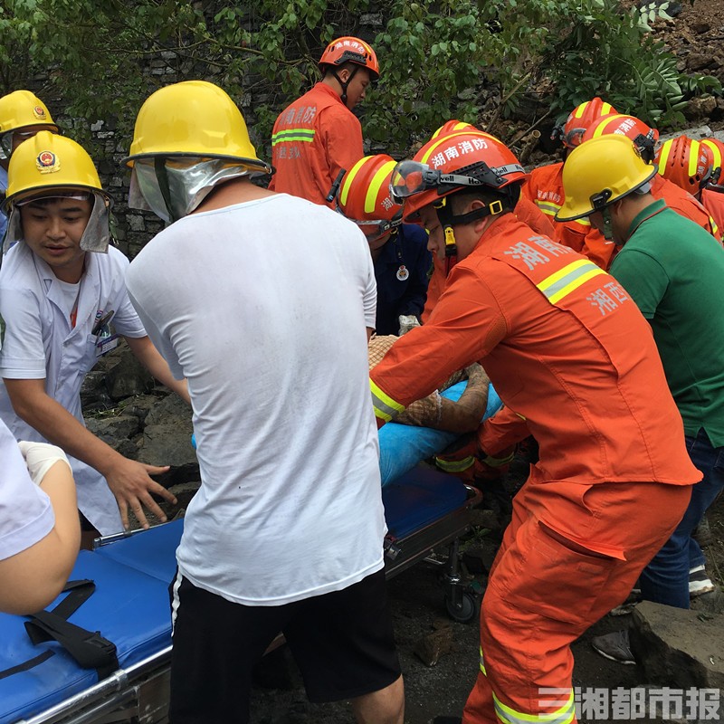 湘西保靖：公路墙体突然坍塌致2人被埋