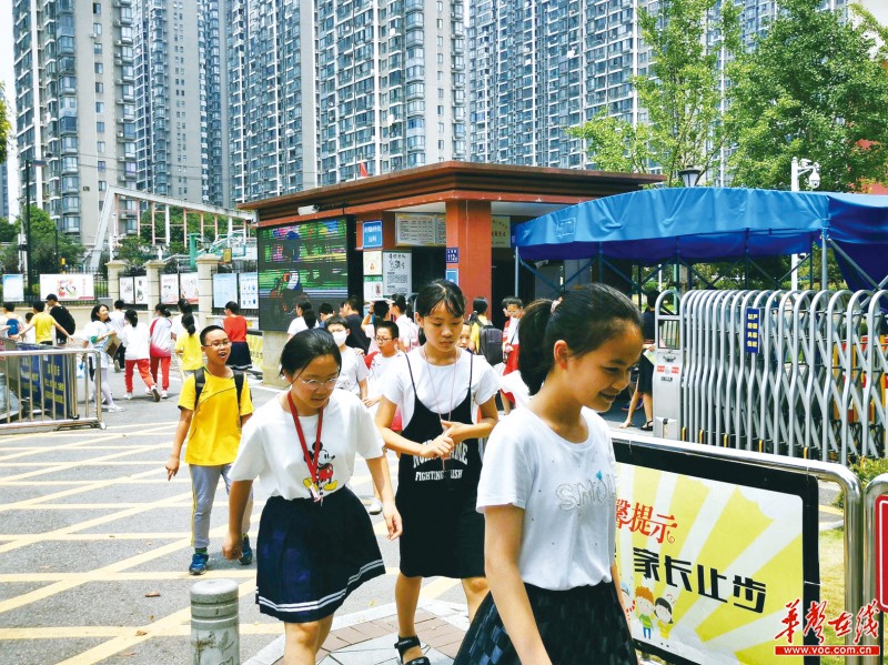 7月2日,长沙市开福区清水塘江湾小学门口,孩子们面带笑容走出考场.