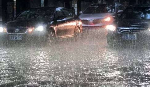 中央气象台今早继续发布暴雨蓝色预警，湖南西北部有大到暴雨