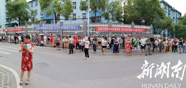 7月7日11点20分许,2020年高考第一科即将考完,在怀化市铁路第一中学考点外,翘首等待考生出来的家长们。【李夏涛 摄】 7月7日11点20分许,2020年高考第一科即将考完,在怀化市铁路第一中学考点外,翘首等待考生出来的家长们。【李夏涛 摄】