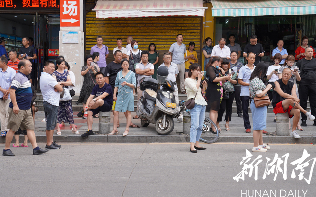 7月7日11点20分,怀化市一中考点,考生家长陆续来到考场外,准备迎接参加完语文科目的考生们。【卢嘉俊 摄】 7月7日11点20分,怀化市一中考点,考生家长陆续来到考场外,准备迎接参加完语文科目的考生们。【卢嘉俊 摄】