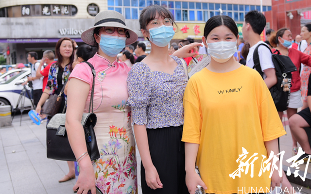 早上7时50分许,怀化三中门口,送考家长(左一)和考生合影,给考生鼓劲。【雷鸿涛 摄】 早上7时50分许,怀化三中门口,送考家长(左一)和考生合影,给考生鼓劲。【雷鸿涛 摄】