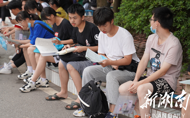 8点25分,怀化市一中考点,考生进入考场前争分夺秒复习知识点。【卢嘉俊 摄】 8点25分,怀化市一中考点,考生进入考场前争分夺秒复习知识点。【卢嘉俊 摄】