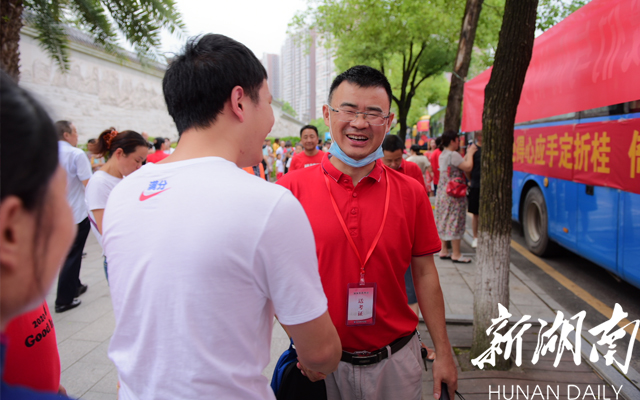 早上7时50分许,怀化三中门口,送考老师的灿烂笑容。【雷鸿涛 摄】 早上7时50分许,怀化三中门口,送考老师的灿烂笑容。【雷鸿涛 摄】
