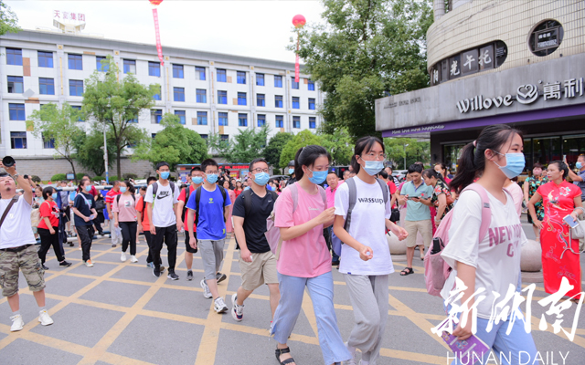 怀化三中门口,8时20分许,考生陆续进入考场。今年因疫情防控需要,考生需戴口罩进入考场。【雷鸿涛 摄】 怀化三中门口,8时20分许,考生陆续进入考场。今年因疫情防控需要,考生需戴口罩进入考场。【雷鸿涛 摄】