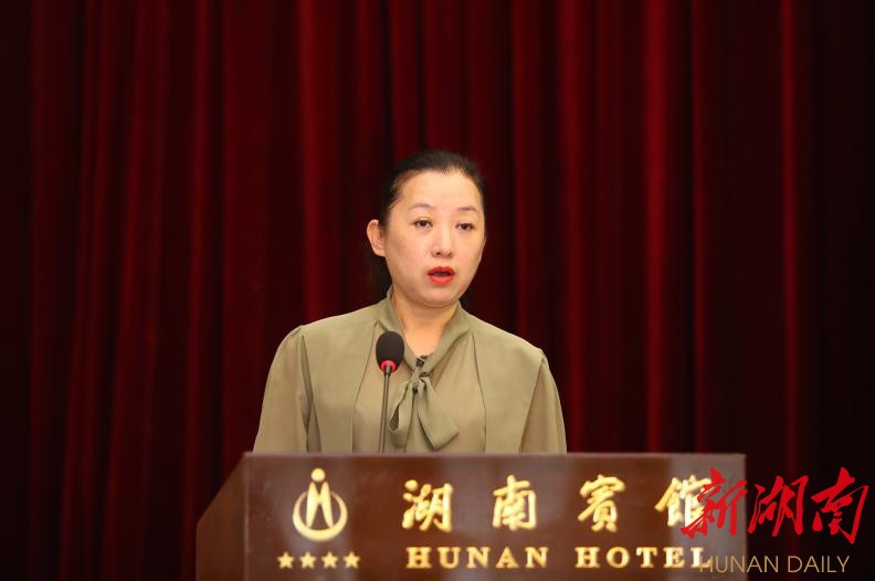 杨小幼在全省体育局局长工作会议上分享经验(陈放 摄影)