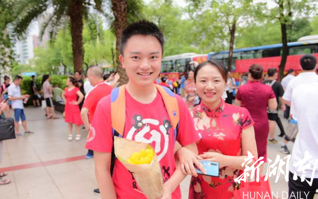 怀化三中,家长唐女生给孩子送一束花,意为一举夺魁。【雷鸿涛 摄】 怀化三中,家长唐女生给孩子送一束花,意为一举夺魁。【雷鸿涛 摄】