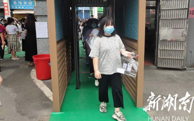 上午8时10分许,在怀化市铁路第一中学考点,监考老师和考生门,佩戴口罩,依次有序通过测温们进去考场。【杨劭熠 摄】 上午8时10分许,在怀化市铁路第一中学考点,监考老师和考生门,佩戴口罩,依次有序通过测温们进去考场。【杨劭熠 摄】