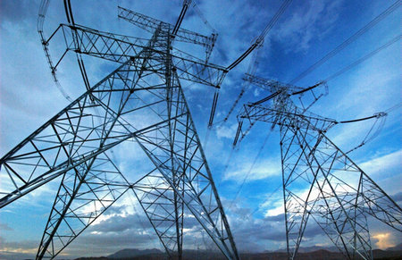 國網冷水江：“電駿馬”緊急搶修被撞電桿保障供電