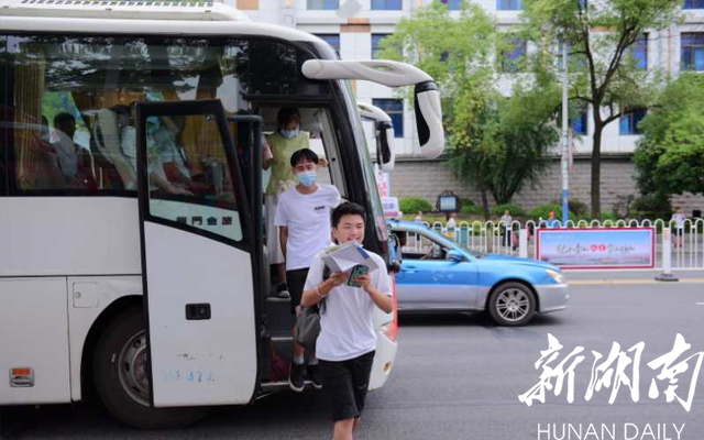怀化三中门口,考生自信走下送考车,步入考场。【雷鸿涛 摄】 怀化三中门口,考生自信走下送考车,步入考场。【雷鸿涛 摄】