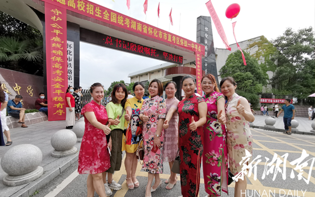 8时50分许,在怀铁一中考点,孩子们已进入考场,送考的妈妈们在校门口合影留念,比出大拇指,预祝孩子们考出好成绩。【李夏涛 摄】 8时50分许,在怀铁一中考点,孩子们已进入考场,送考的妈妈们在校门口合影留念,比出大拇指,预祝孩子们考出好成绩。【李夏涛 摄】