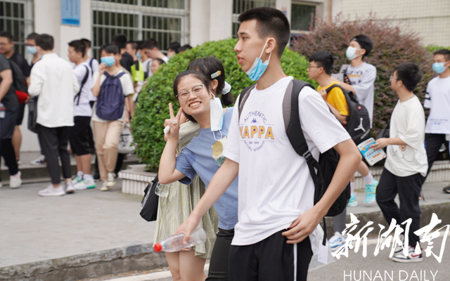 怀化市一中考点,考生自信走进考场。【卢嘉俊 摄】 怀化市一中考点,考生自信走进考场。【卢嘉俊 摄】