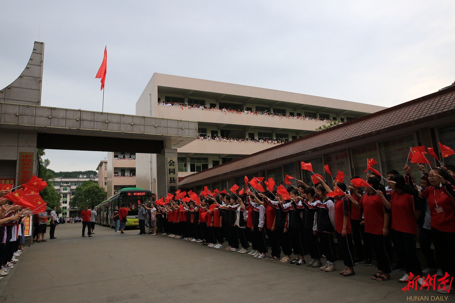 "7点50分,距离第一科语文考试还有一个多小时,会同三中校园里传出阵阵